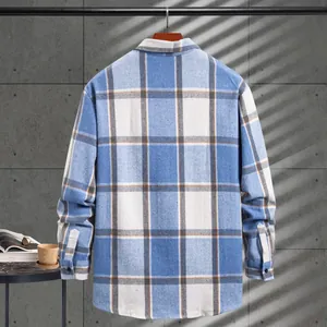 Vista posterior detallada de una camisa de manga larga a cuadros azules y blancos