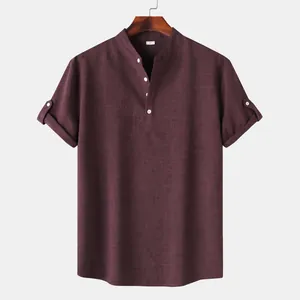 Camisa de hombre burdeos de corte entallado con cuello mao y trabillas en las mangas