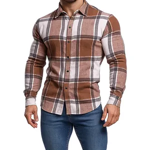Primer plano de una camisa casual de manga larga para hombre a cuadros marrón y blanco