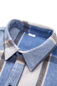 Primer plano del cuello de una camisa de franela a cuadros azules con etiqueta M