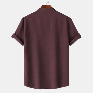 Vista posterior de camisa burdeos para hombre con cuello mao y manga corta de lino