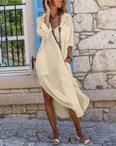 Detailansicht eines locker sitzenden beige Maxi-Hemdkleides aus Baumwollleinen mit Knöpfen