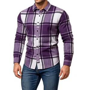 Primer plano de la camisa de manga larga a cuadros morados para hombre con cuello