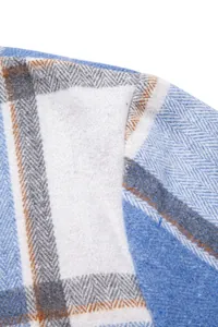 Primer plano de la textura de la tela de franela a cuadros azul y blanca de una camisa