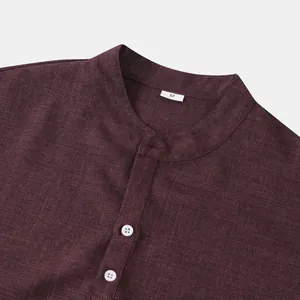 Detalle de camisa color granate con cuello mao, tejido texturizado y botones blancos.