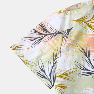 Gros plan détaillé de la manche d'une chemise hawaïenne pour hommes avec motif de feuilles d'été.