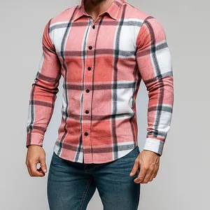 Vista detallada de una camisa casual de franela gruesa a cuadros rosas y blancos para hombres