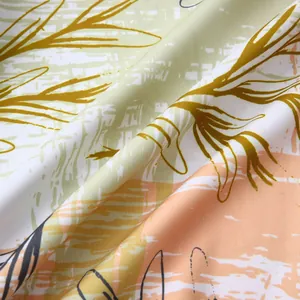 Gros plan détaillé d'un tissu floral hawaïen montrant les motifs de feuilles et la texture