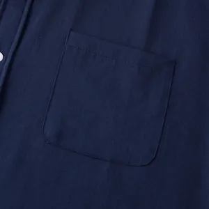 Nahaufnahme einer Brusttasche eines marineblauen Leinenhemdes mit Stoffstruktur