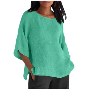 Dettaglio di una camicia da donna in cotone e lino verde menta con maniche a 3/4 e girocollo