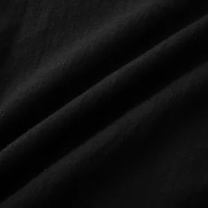 Κοντινή λήψη της αναπνεύσιμης υφής από μαύρο βαμβακερό λινό ύφασμα για ανδρικά πουκάμισα