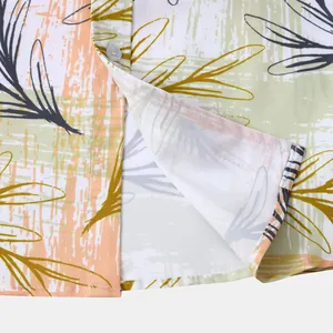 Gros plan d'une chemise hawaïenne pour hommes montrant l'imprimé floral et l'ourlet.