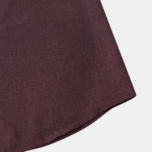 Primer plano detallado de la tela granate con textura de lino y dobladillo de camisa hombre