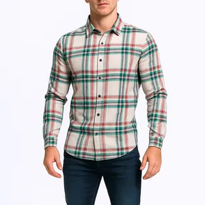 Detalle de una camisa de franela a cuadros gruesa para hombre en color beige