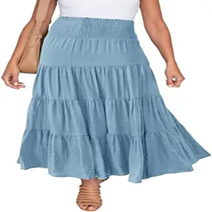Detailansicht eines hellblauen gestuften Boho-Maxirocks mit hohem Gummizug.