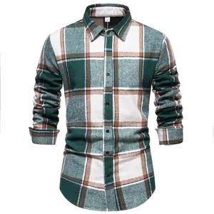 Vista frontal de la camisa casual de manga larga de franela a cuadros verdes y blancos para hombre