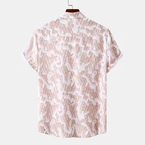 Vue arrière d'une chemise hawaïenne décontractée pour homme avec motif géométrique abstrait