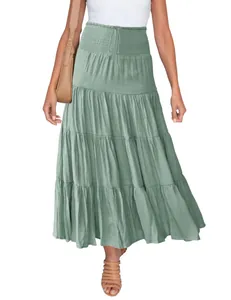 Detailansicht eines grünen Damen-Boho-Maxirocks mit hoher Taille und Stufendesign