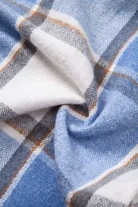 Vista macro de tela de camisa a cuadros azul y blanco grueso con textura sarga suave