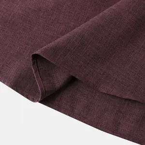 Primer plano de la textura y las costuras de la tela de lino burdeos para camisa de hombre
