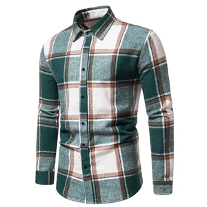 Vista detallada de una camisa casual de manga larga gruesa para hombre con cuadros verdes y blancos