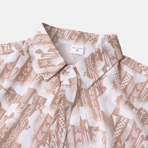 Gros plan sur le col d'une chemise hawaïenne homme avec motif abstrait marron