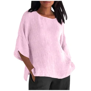 Dettaglio di una blusa rosa casual da donna con maniche a 3/4 in cotone e lino