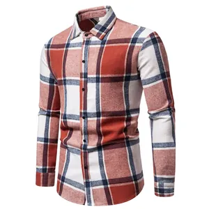 Primer plano de camisa de cuadros de manga larga para hombre con textura de espiga