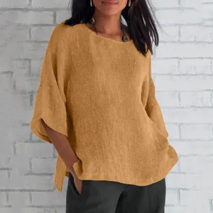 Dettaglio camicia ampia da donna in cotone e lino giallo senape con maniche 3/4 e scollo tondo