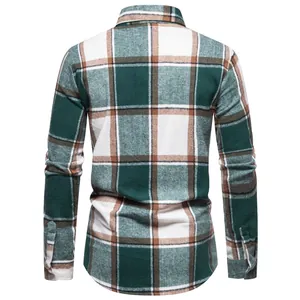 Vista trasera detallada de una camisa gruesa de cuadros verdes y marrones para hombre de manga larga