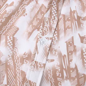 Vue détaillée de la texture du tissu à imprimé floral hawaïen sur une chemise homme