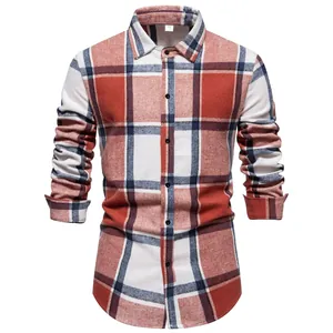 Vista frontal de una camisa casual de franela a cuadros rojos y azules para hombre de manga larga