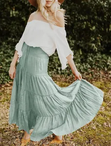 Ganzkörperansicht eines salbeigrünen Boho-Stufenmaxirocks an einem Modell im Freien