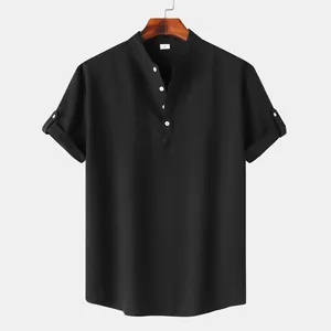 Detalle de camisa negra de manga corta para hombre con cuello mandarín y botones