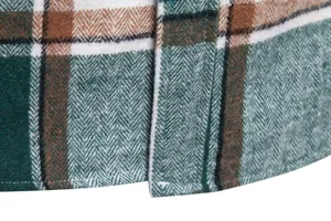 Detalle macro de la tela de franela gruesa y costuras del dobladillo de la camisa