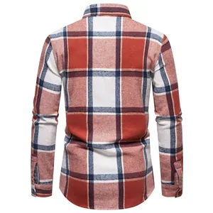 Vista trasera detallada de una camisa clásica de franela a cuadros rojos y blancos para hombre