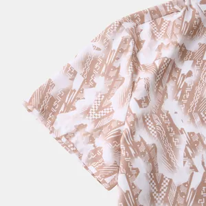 Gros plan sur la manche courte et l'imprimé tribal géométrique d'une chemise homme
