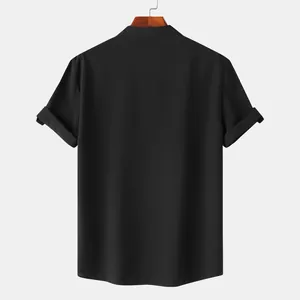 Vista trasera de una camisa profesional negra de manga corta entallada para hombre