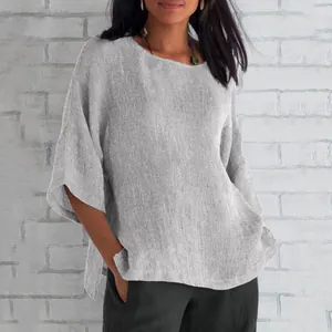 Dettaglio ravvicinato di una blusa grigia in cotone e lino con maniche a tre quarti
