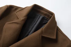 Detailansicht des Kragens und des glatten Innenfutters eines braunen Herren-Wollmantels