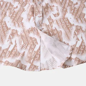 Gros plan de l'ourlet et de la patte de boutonnage d'une chemise à imprimé hawaïen.