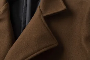 Nahaufnahme eines braunen Wollmantel-Revers mit hochwertiger Textur und Nähten.