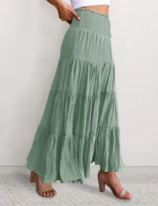 Nahaufnahme eines salbeigrünen Boho-Stufenrocks mit hoher elastischer Taille und Kordelzug