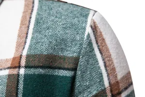 Primer plano detallado de una camisa gruesa a cuadros verde y marrón con textura de espiga