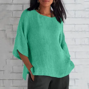 Dettaglio della camicetta in cotone e lino verde petrolio con maniche a 3/4 da donna