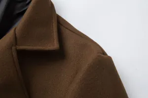 Nahaufnahme des Kragens und der Schulternähte eines braunen Wollmantels mit Textur