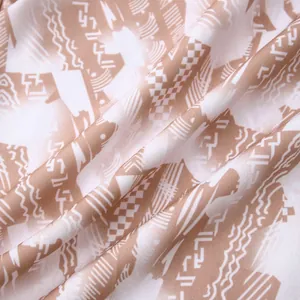 Gros plan détaillé de la texture du tissu à motif floral hawaïen marron et blanc pour homme