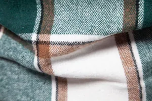 Detalle macro de la textura de tela a cuadros verde y marrón para camisa de invierno.