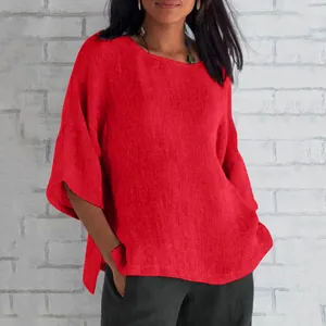 Dettaglio di una camicetta rossa in cotone lino con scollo tondo e maniche a 3/4
