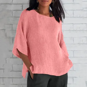 Vista dettagliata di una blusa rosa in cotone e lino con scollo rotondo e maniche a tre quarti
